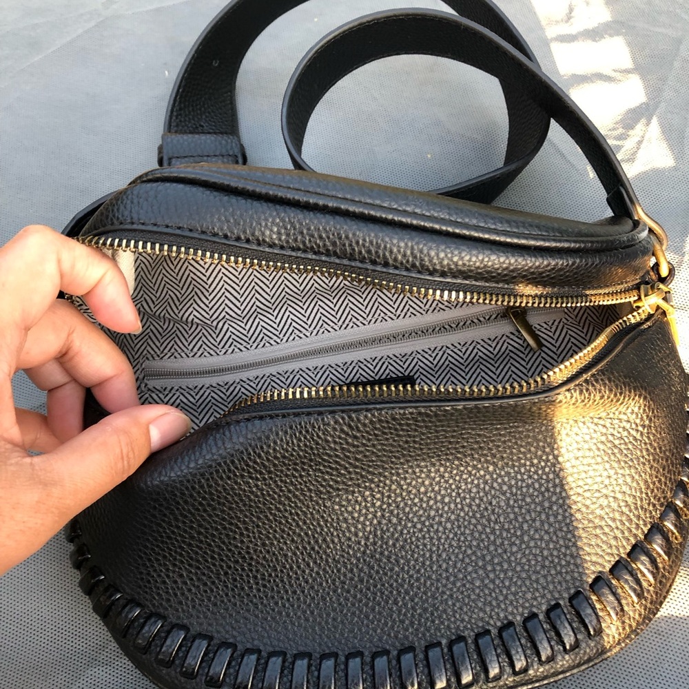 Chic Black Crossbody Bag with Stitch Detail - Picture 4 of 7